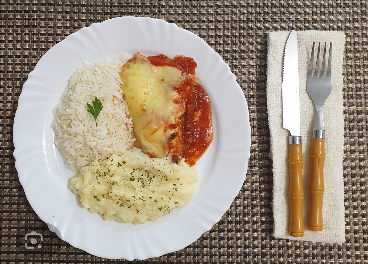 Filé de frango parmegiana.